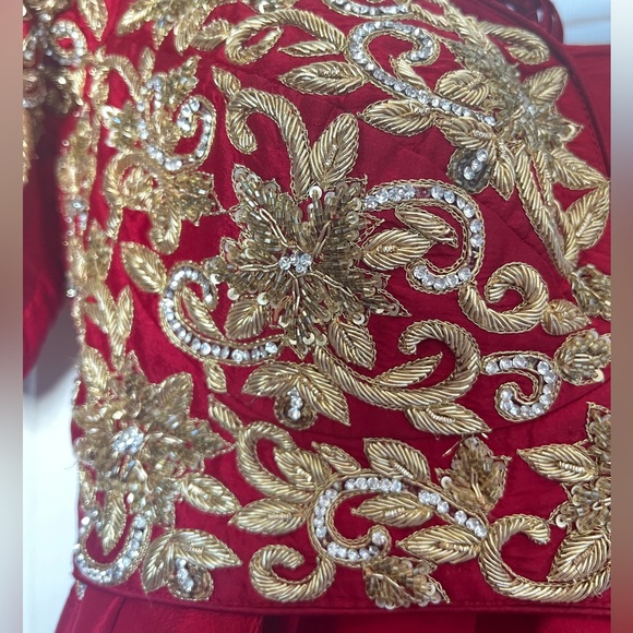 Bridal hand embroidered Lehenga set - Picture 14 of 15